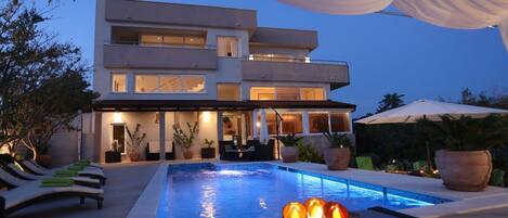 Villa (Five Bedroom Villa with Pool) | Buitenzwembad | Een buitenzwembad, parasols voor strand/zwembad