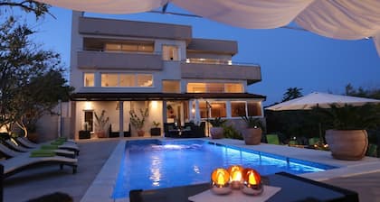 Okrug Gornji Luxurious Escape Villa With Pool