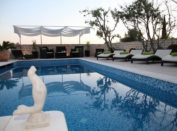 Villa (Five Bedroom Villa with Pool) | Utomhuspool | Utomhuspool, parasoller och solstolar