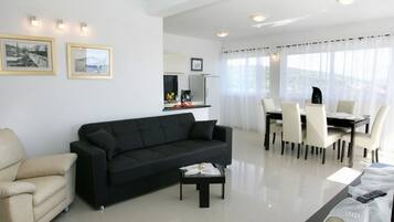 Villa (Five Bedroom Villa with Pool) | Oppholdsrom | En 32-tommers Flatskjerm-TV med Parabol-TV