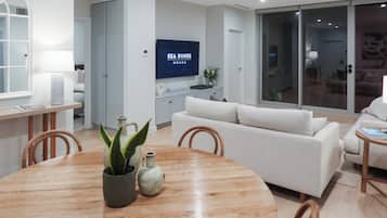 Luxury Apartment, 3 Bedrooms, Ocean View | In-room dining