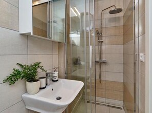 Vil·la (Two Bedroom Villa) | Bany | Dutxa i tovalloles 