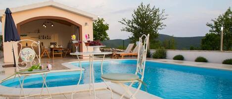 Villa (Four Bedroom Villa) | Utendørsbasseng | Utendørsbasseng og solsenger