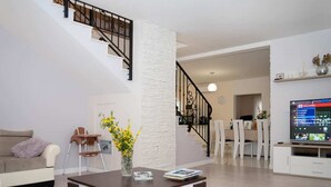 别墅 (Four Bedroom Villa) | 客厅