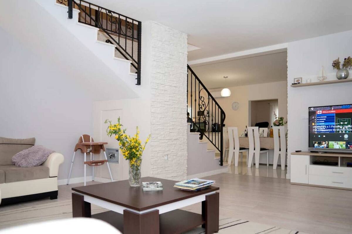 빌라 (Four Bedroom Villa) | 거실 | 위성 채널 시청이 가능한 32인치 평면 TV, 푸즈볼, 탁구
