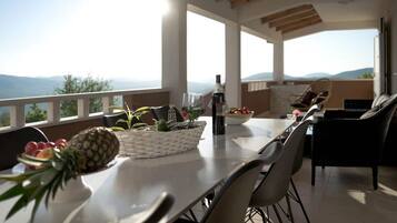 Villa (Four Bedroom Villa) | Dining room