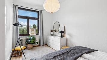 1 Schlafzimmer, Schreibtisch, Bügeleisen/Bügelbrett, Reisekinderbett