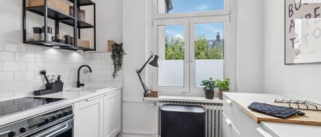 Fridge, microwave, oven, stovetop