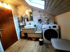 Shower, towels - Apartment Katarina (Jelsa)