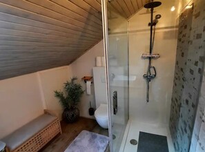 Leilighet (Two Bedroom Apartment With Sea View) | Bad | Dusj og håndklær