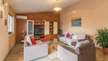 Villa (Six Bedroom Villa with Pool) | Sala de estar | Televisión de pantalla plana de 32 pulgadas con canales vía satélite