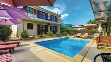 Villa (Six Bedroom Villa with Pool) | Alberca al aire libre | Alberca al aire libre por temporada y sombrillas en la alberca