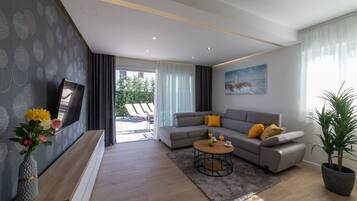 Villa (Four Bedroom Villa) | Woonkamer | Een 32-inch flatscreentelevisie met satellietzenders