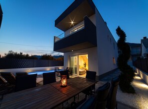 วิลล่า (Four Bedroom Villa) | บริเวณภายนอก