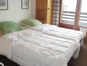 2 bedrooms, individually furnished - Luxury Apartment in Hills With Patio (Veysonnaz)