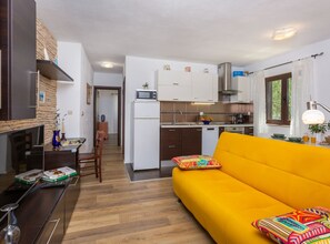 Appartement (One Bedroom Apartment with Terrace) | Woonkamer | Een 32-inch flatscreentelevisie met satellietzenders