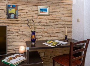 Apartamento (One Bedroom Apartment with Terrace) | Sala de estar | Televisión de pantalla plana de 32 pulgadas con canales por satélite