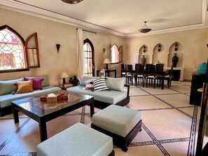 Smart-TV, peis, bøker og PC-skjermer