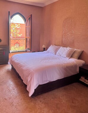 4 bedrooms, desk, iron/ironing board, travel cot