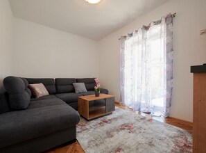 Leilighet (One Bedroom Apartment with Balcony) | Oppholdsrom | En 32-tommers Flatskjerm-TV med kabel-kanaler