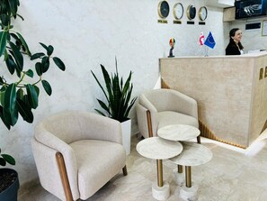 Bureau, espace de travail pour ordinateur portable, rideaux occultants