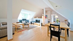 A spacious loft apartment with a dining area, kitchen, and living room. - Cozy vacation apartment "Claire" directly at the harbor of Rheinsberg (Rheinsberg)
