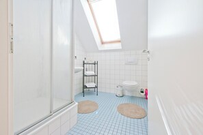 Dusch, hårtork, handdukar och tvål