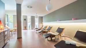 A spa area with multiple sun loungers, a reception desk, and a large window providing natural light. - Cozy vacation apartment "Claire" directly at the harbor of Rheinsberg (Rheinsberg)