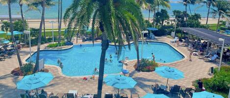 Utendørsbasseng og et oppvarmet basseng