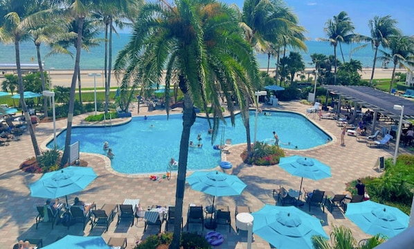 Utendørsbasseng og et oppvarmet basseng