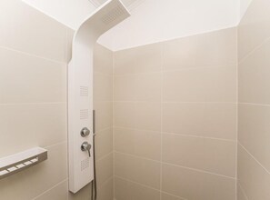 Biệt thự (Two Bedroom Apartment With Private Po) | Phòng tắm | Buồng tắm vòi sen, khăn tắm 