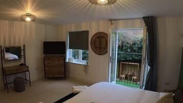 6 bedrooms, desk, iron/ironing board, free WiFi