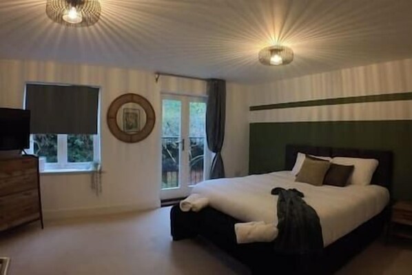 6 bedrooms, desk, iron/ironing board, free WiFi