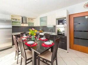 Villa (Three Bedroom Villa) | Matsal