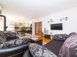 別墅 (Three Bedroom Villa) | 客廳 | 32 吋平面電視連有線電視頻道