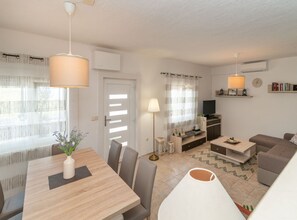 Villa (Three Bedroom Villa) | Salle à manger