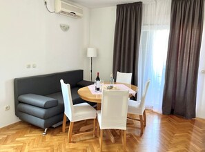 Appartement (One Bedroom Apartment with Balcony) | Salle de séjour