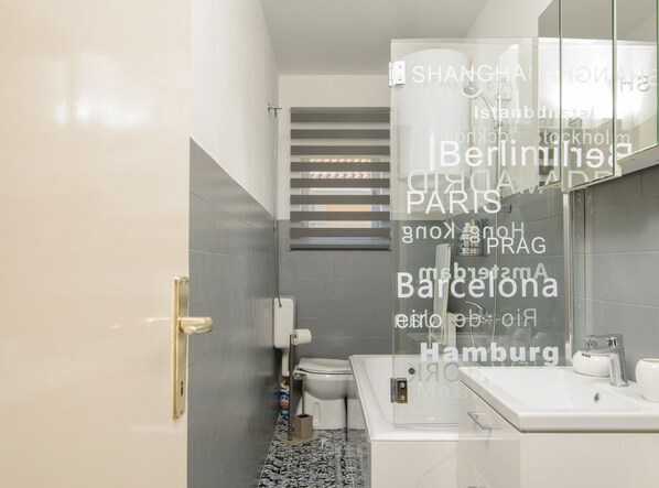 Un bagno moderno con servizi igienici, bidet e lavandino.