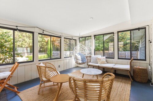 Near Cherry Beach, New Hot Tub, Yard, Fire Pit, EV charger