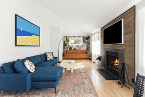 TV connectée, cheminée, livres