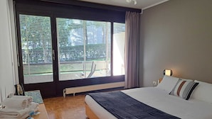 2 bedrooms, down comforters, iron/ironing board, cribs (surcharge) - City Escape  (Lugano)