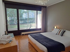 2 soverom, dundyner, strykejern/-brett og barnesenger