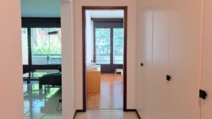 32-inch flat-screen TV with satellite channels - City Escape  (Lugano)