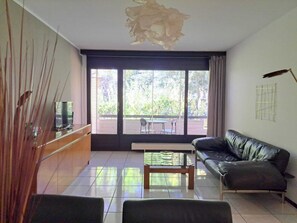 Leilighet, 2 soverom | Oppholdsområde | En 32-tommers Flatskjerm-TV med Parabol-TV