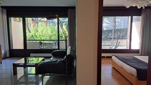 32-inch flat-screen TV with satellite channels - City Escape  (Lugano)