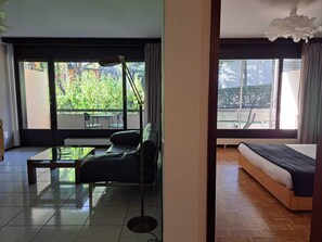 En 32-tommers Flatskjerm-TV med Parabol-TV