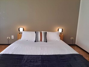 2 makuuhuonetta, untuvapeitot, silitysrauta/-lauta, vauvansängyt