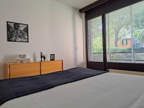 2 Schlafzimmer, Daunenbettdecken, Bügeleisen/Bügelbrett, Babybetten