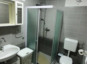 Departamento (Three Bedroom Apartment) | Baño | Regadera y toallas 