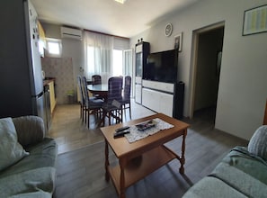 Departamento (Three Bedroom Apartment) | Sala de estar | Televisión de pantalla plana de 32 pulgadas con canales vía satélite 